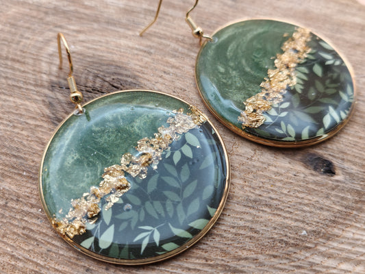 Boucles d’oreilles pendantes – Feuillage profond et éclats dorés