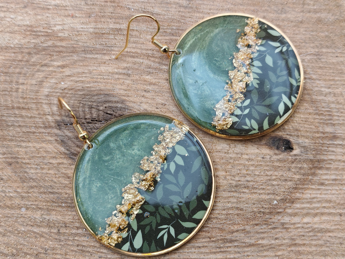 Boucles d’oreilles pendantes – Feuillage profond et éclats dorés