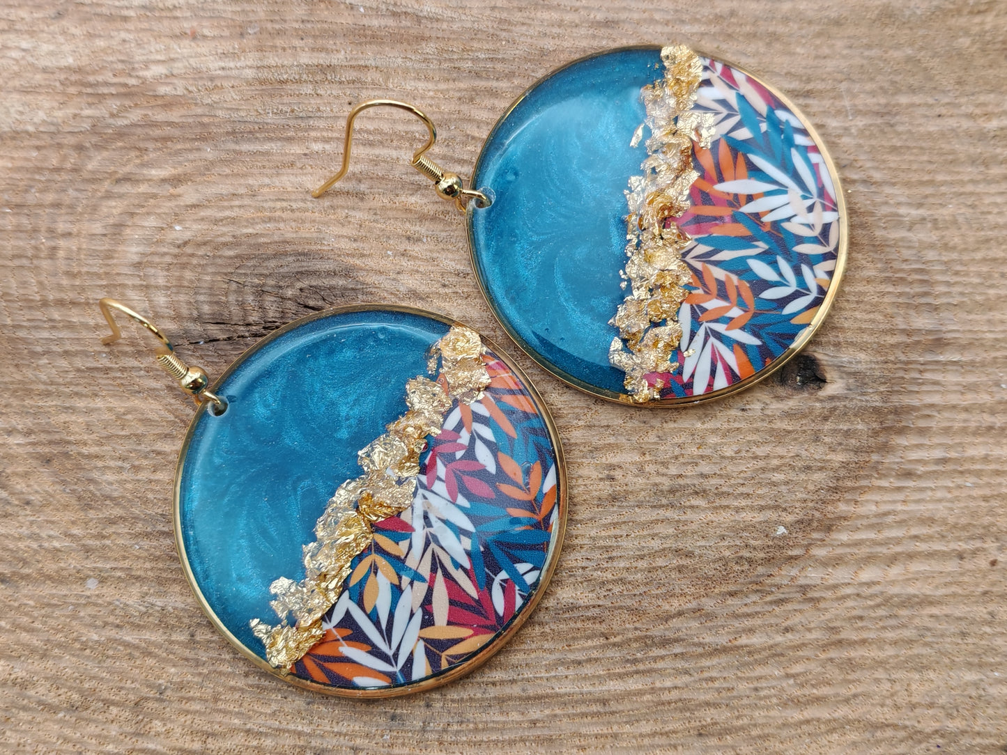 Boucles d’oreilles pendantes – Feuillages colorés et éclats dorés