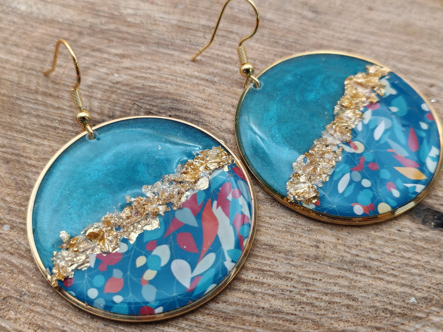 Boucles d’oreilles pendantes – Feuillage graphique sur bleu profond