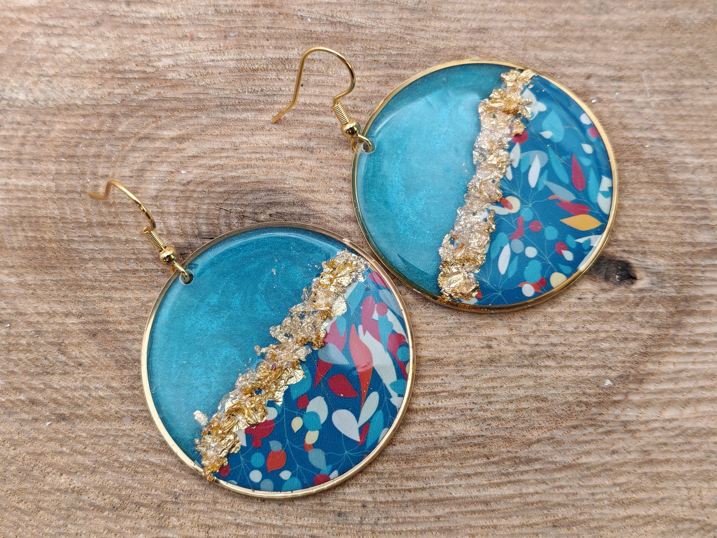 Boucles d’oreilles pendantes – Feuillage graphique sur bleu profond