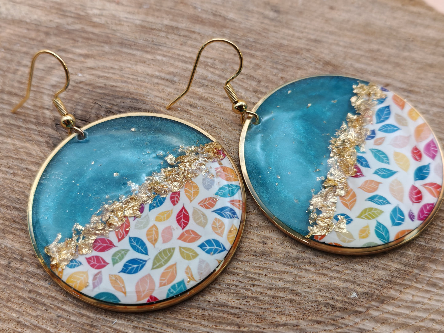 Boucles d’oreilles pendantes – Feuillages multicolores et éclats dorés