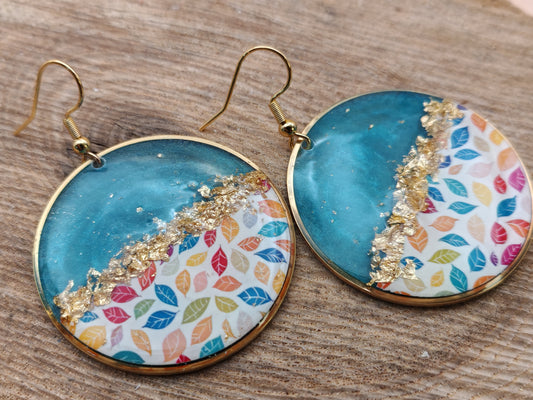 Boucles d’oreilles pendantes – Feuillages multicolores et éclats dorés