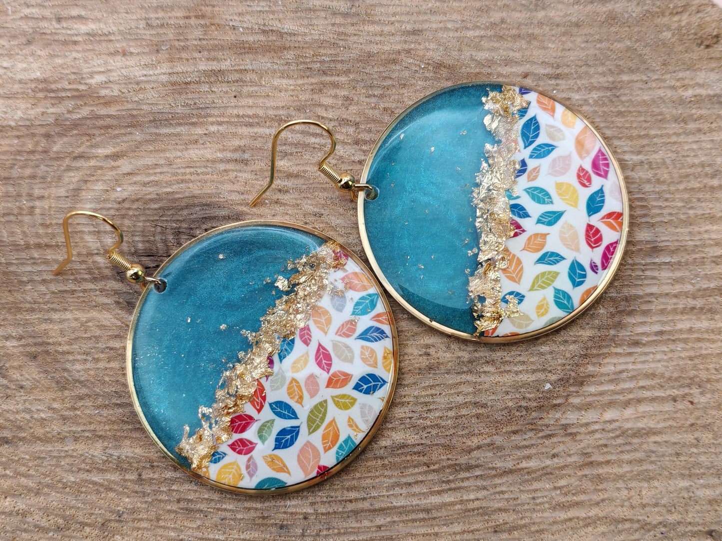 Boucles d’oreilles pendantes – Feuillages multicolores et éclats dorés