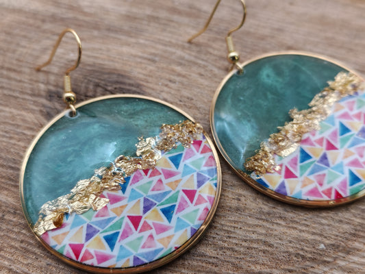 Boucles d’oreilles pendantes – Géométrie colorée et éclats dorés