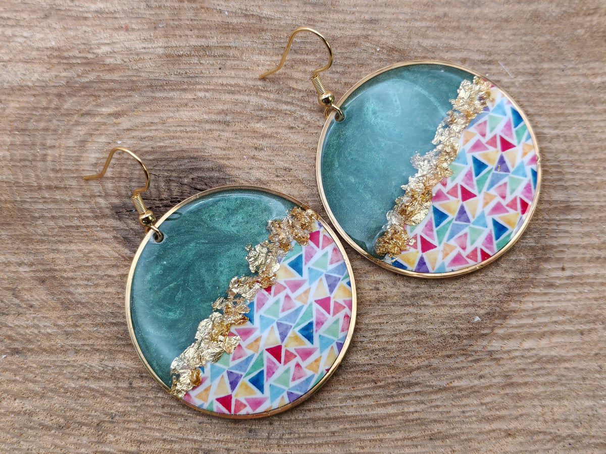 Boucles d’oreilles pendantes – Géométrie colorée et éclats dorés