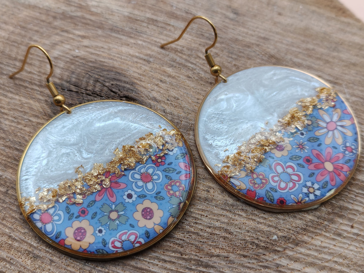 Boucles d’oreilles pendantes – Fleurs délicates et éclats dorés