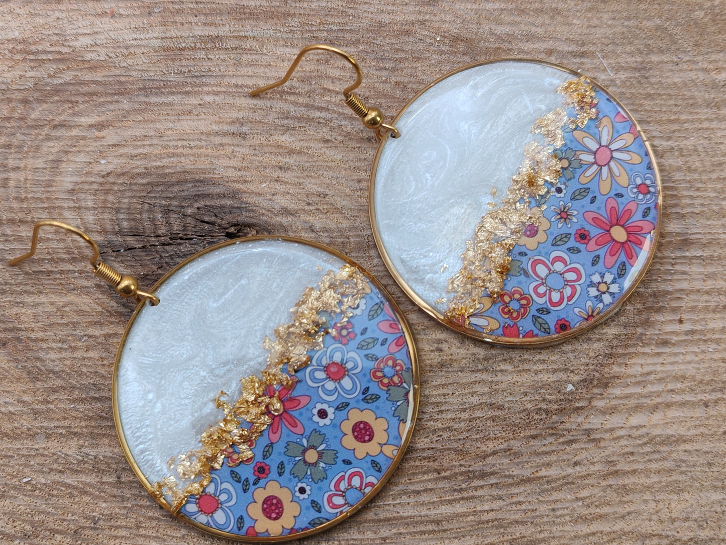 Boucles d’oreilles pendantes – Fleurs délicates et éclats dorés