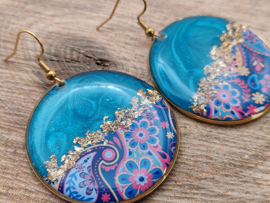 Boucles d’oreilles pendantes – Bleu lagon et arabesques florales