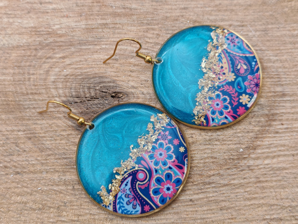 Boucles d’oreilles pendantes – Bleu lagon et arabesques florales