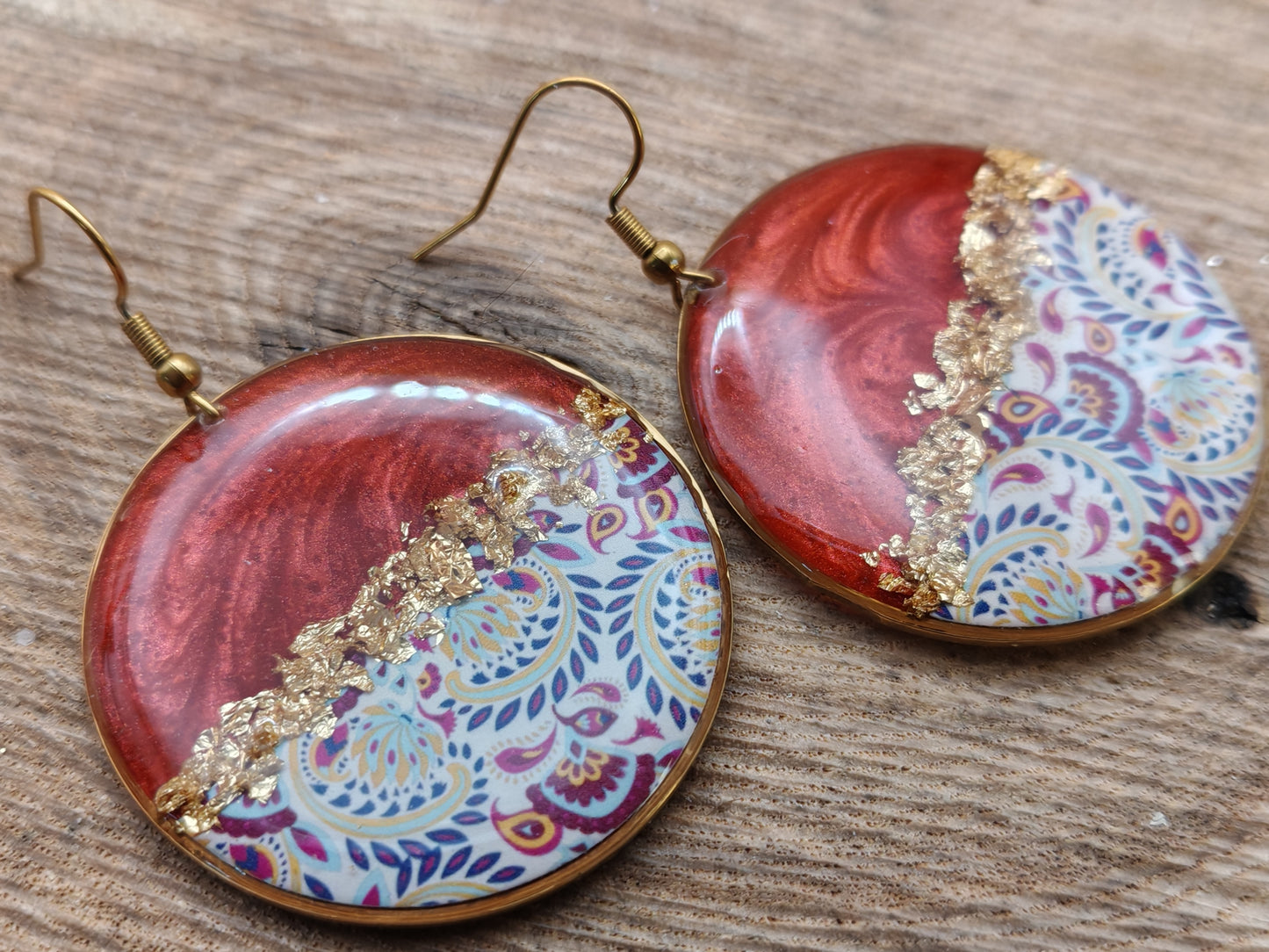 Boucles d’oreilles pendantes – Rouge profond et arabesques dorées