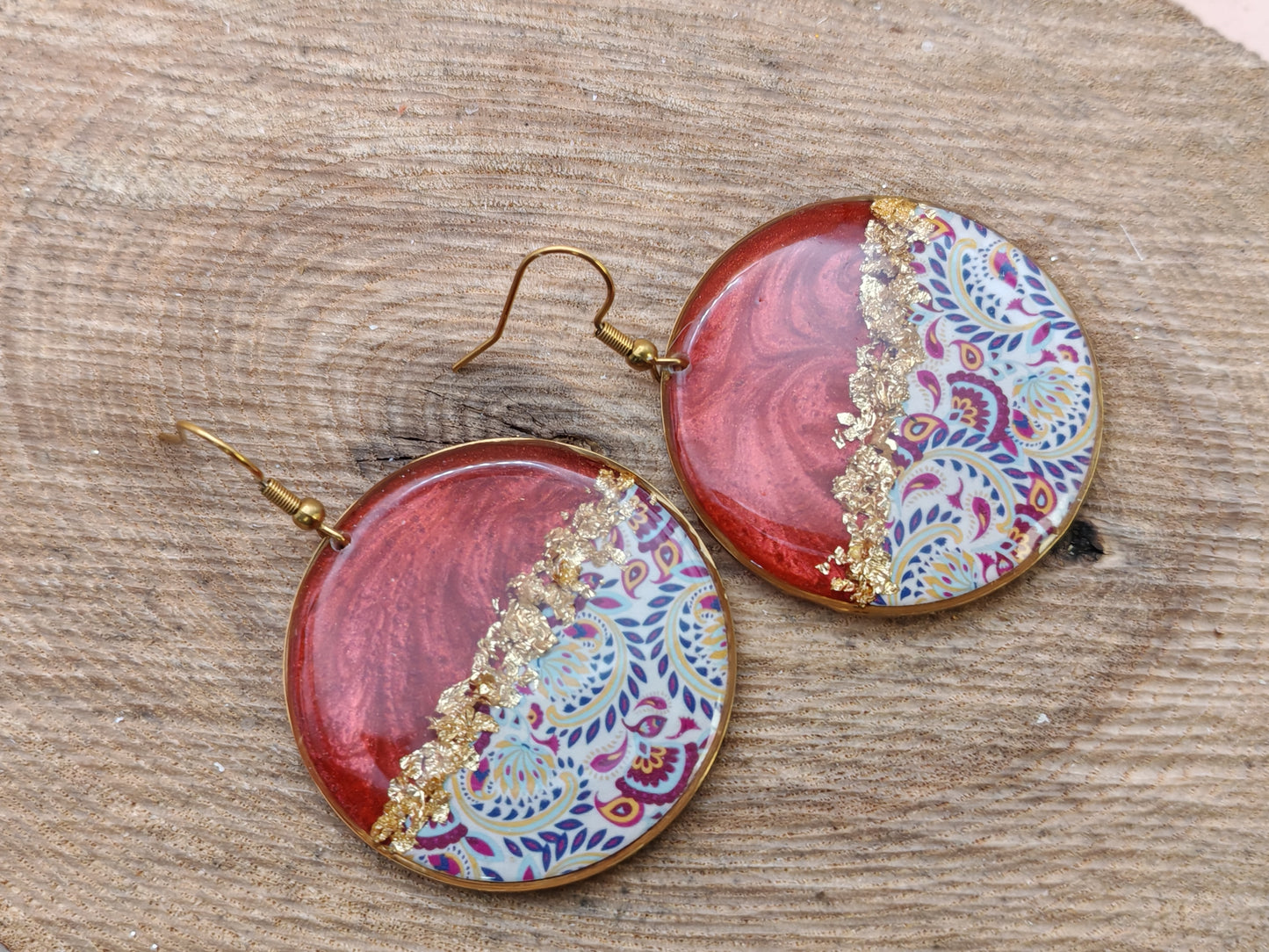 Boucles d’oreilles pendantes – Rouge profond et arabesques dorées