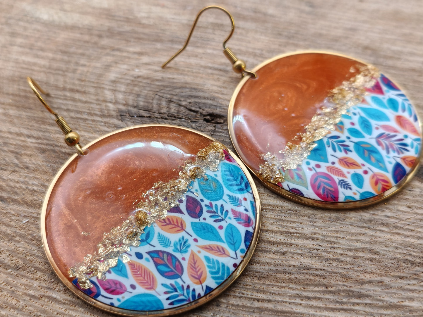 Boucles d’oreilles pendantes – Terracotta lumineux et feuillages dorés