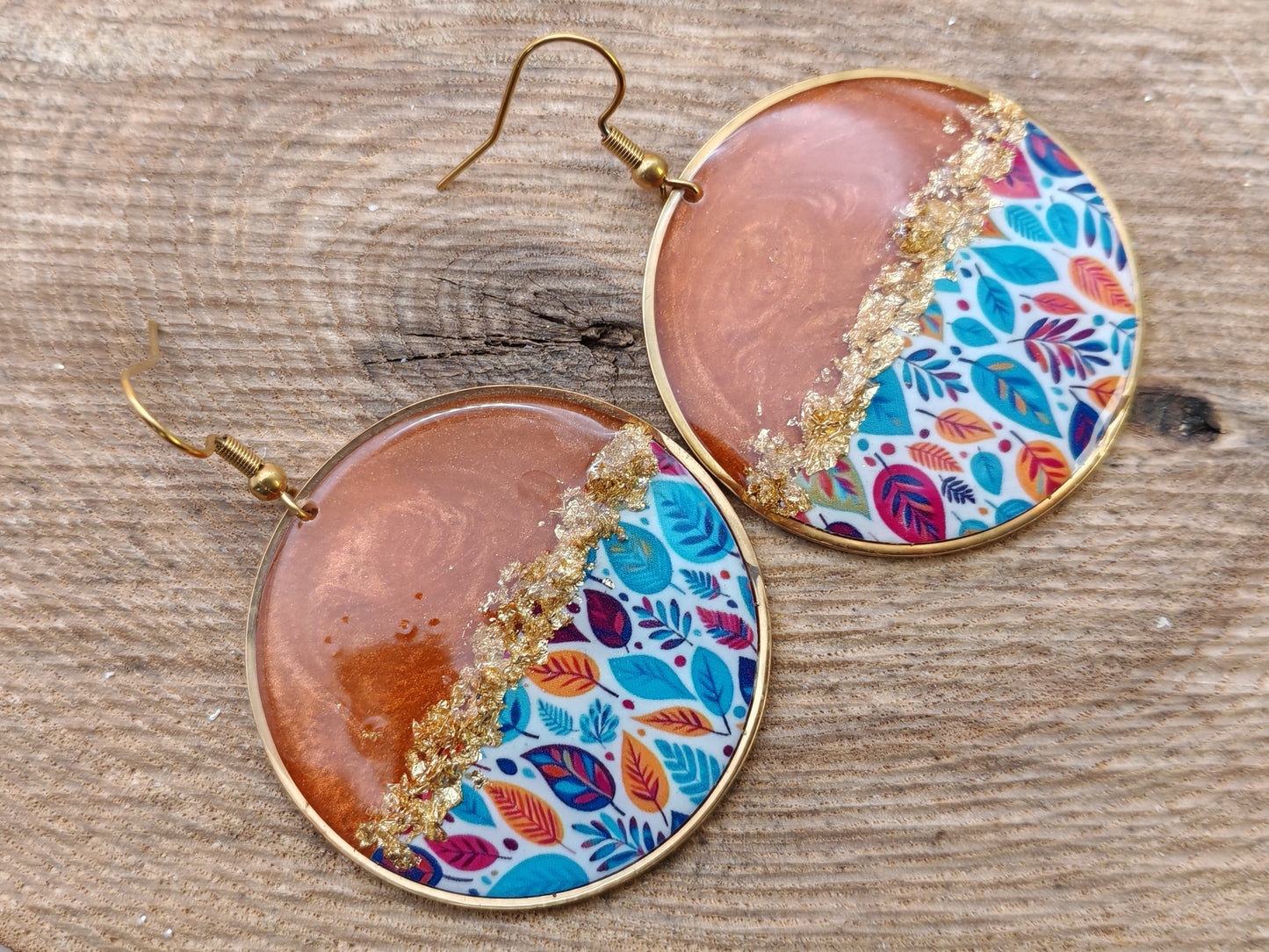 Boucles d’oreilles pendantes – Terracotta lumineux et feuillages dorés