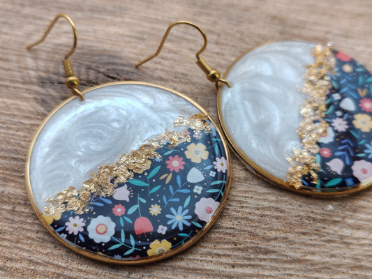 Boucles d’oreilles pendantes – Nacre douce et floraison nocturne