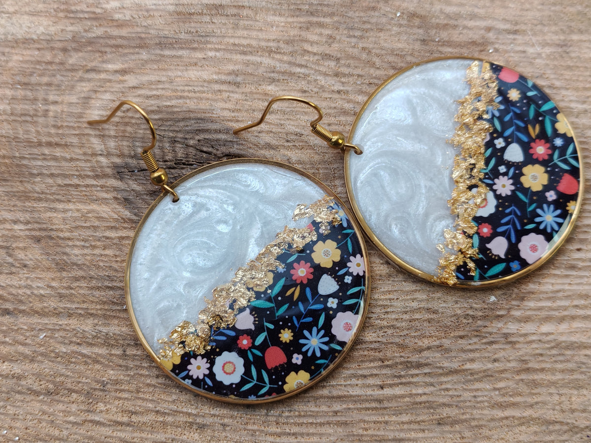 Boucles d’oreilles pendantes – Nacre douce et floraison nocturne