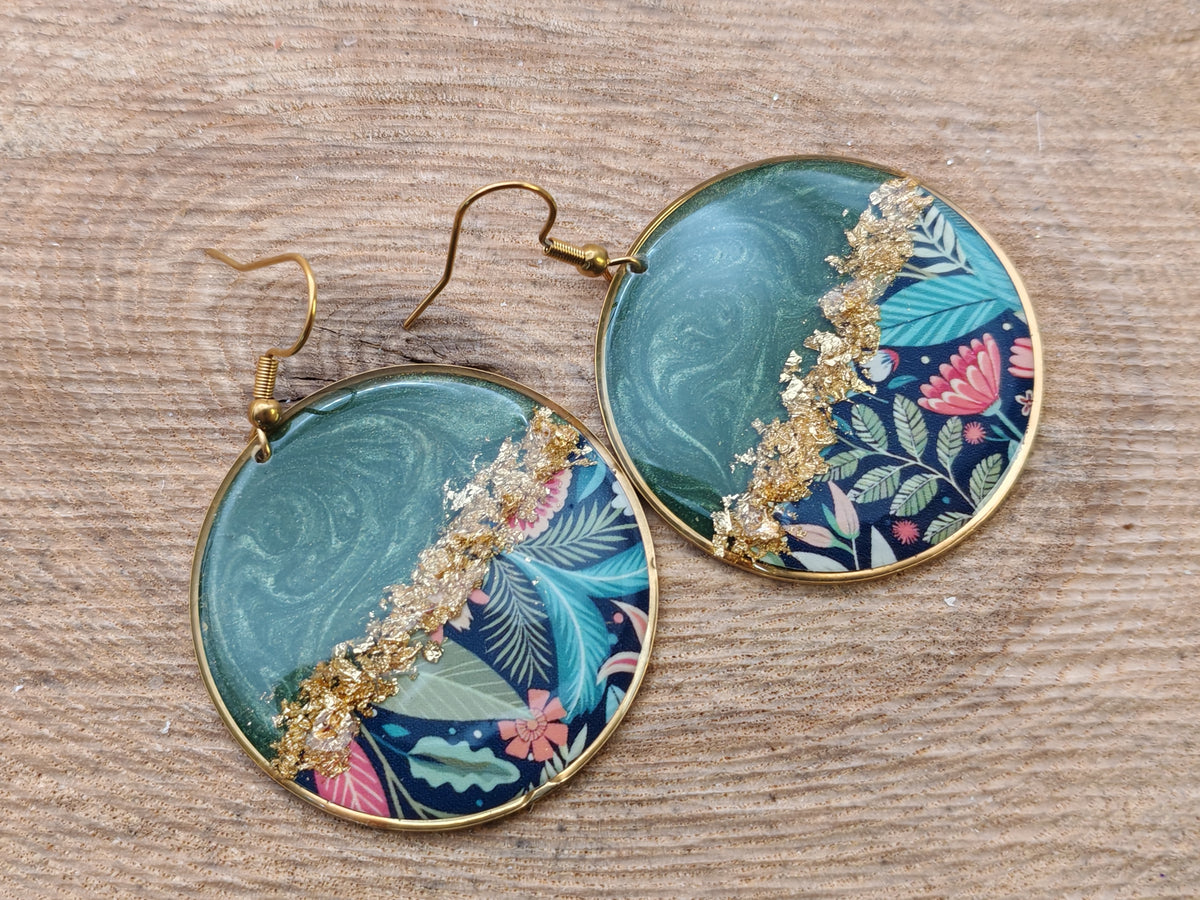 Boucles d’oreilles pendantes – Vert profond et feuillage délicat