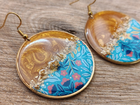 Boucles d’oreilles pendantes – Doré lumineux et floraison bleue