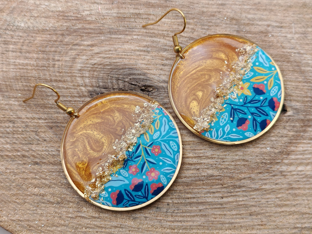 Boucles d’oreilles pendantes – Doré lumineux et floraison bleue