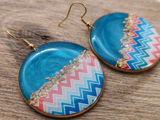 Boucles d’oreilles pendantes – Zigzags pastel et bleu lumineux