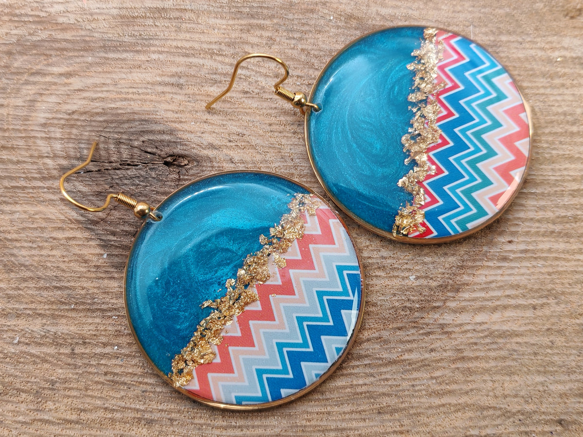 Boucles d’oreilles pendantes – Zigzags pastel et bleu lumineux
