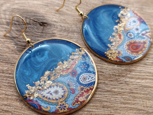 Boucles d’oreilles pendantes – Bleu profond et arabesques délicates