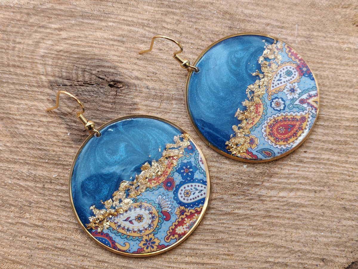 Boucles d’oreilles pendantes – Bleu profond et arabesques délicates