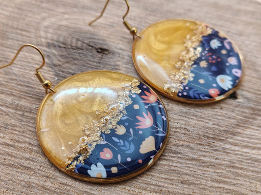 Boucles d’oreilles pendantes – Doré solaire et floraison délicate