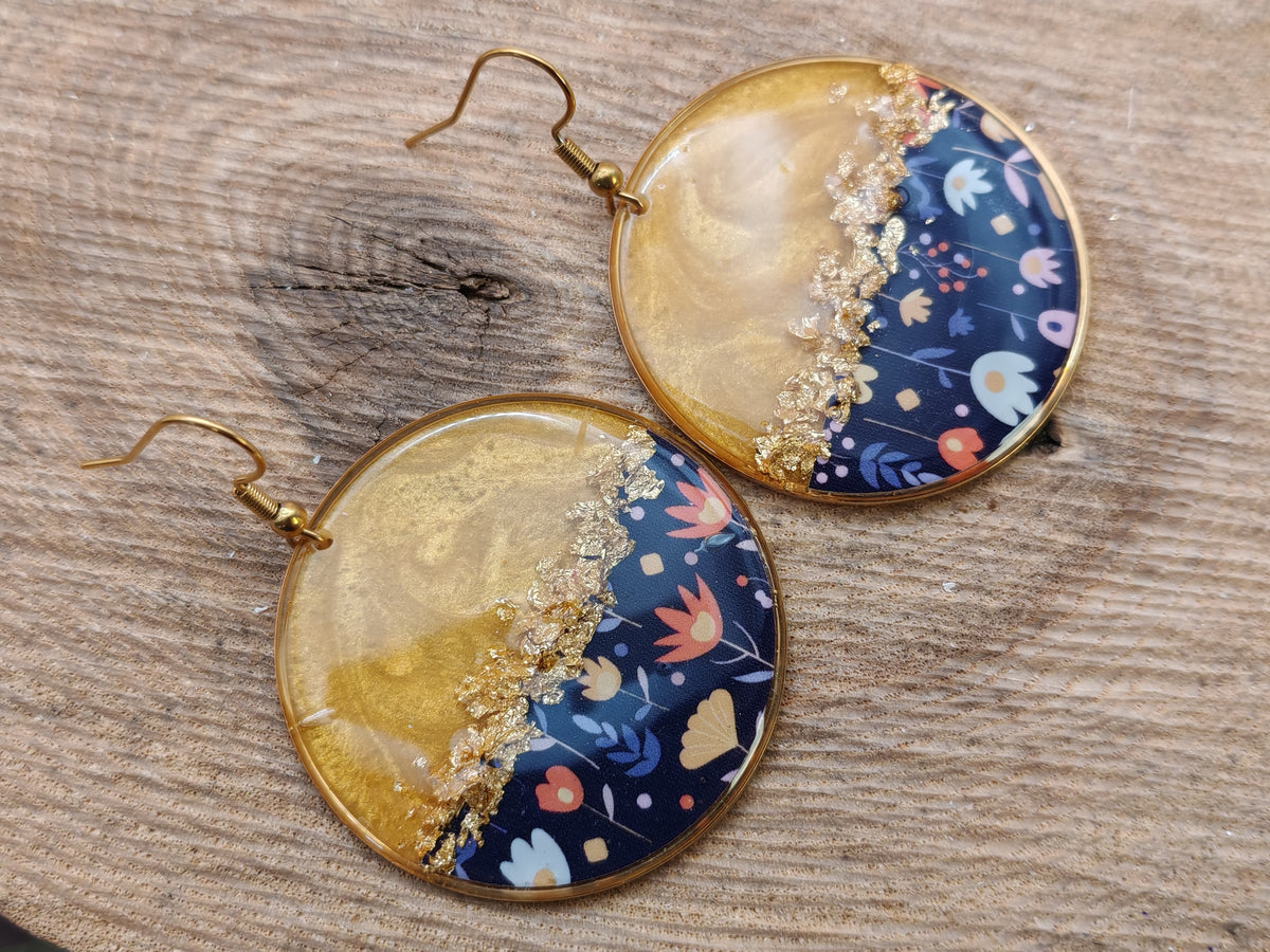 Boucles d’oreilles pendantes – Doré solaire et floraison délicate