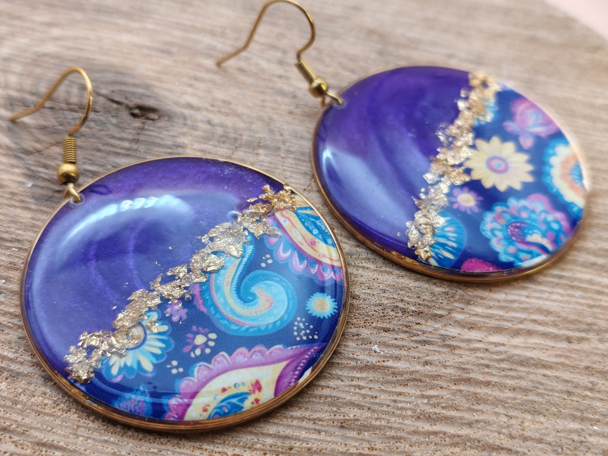 Boucles d’oreilles pendantes – Violet profond et rêveries florales