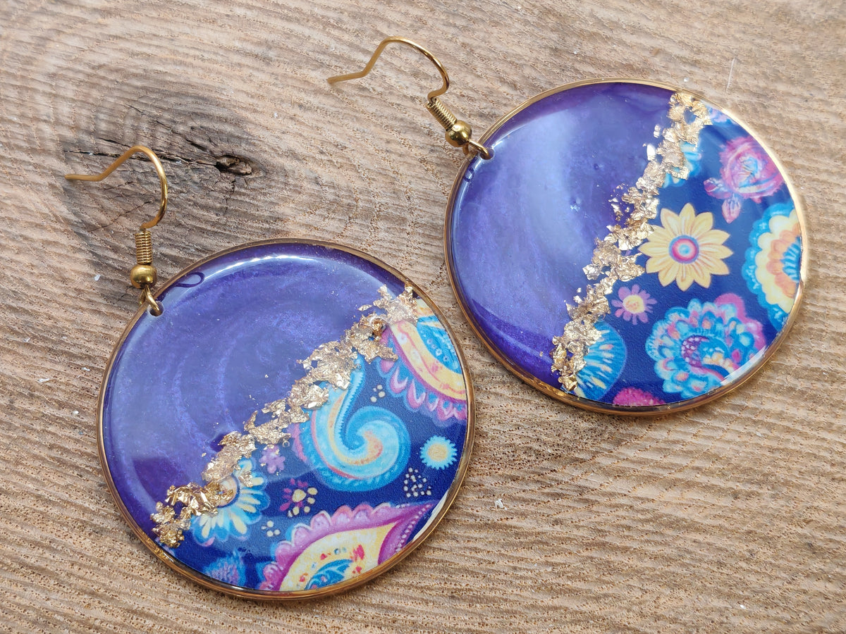 Boucles d’oreilles pendantes – Violet profond et rêveries florales