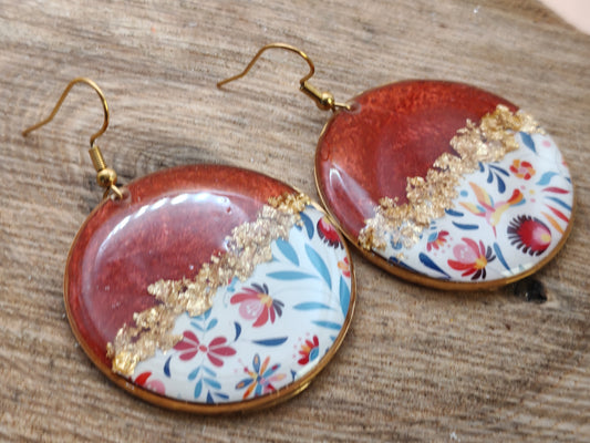 Boucles d’oreilles pendantes – Rouge profond et floraison délicate