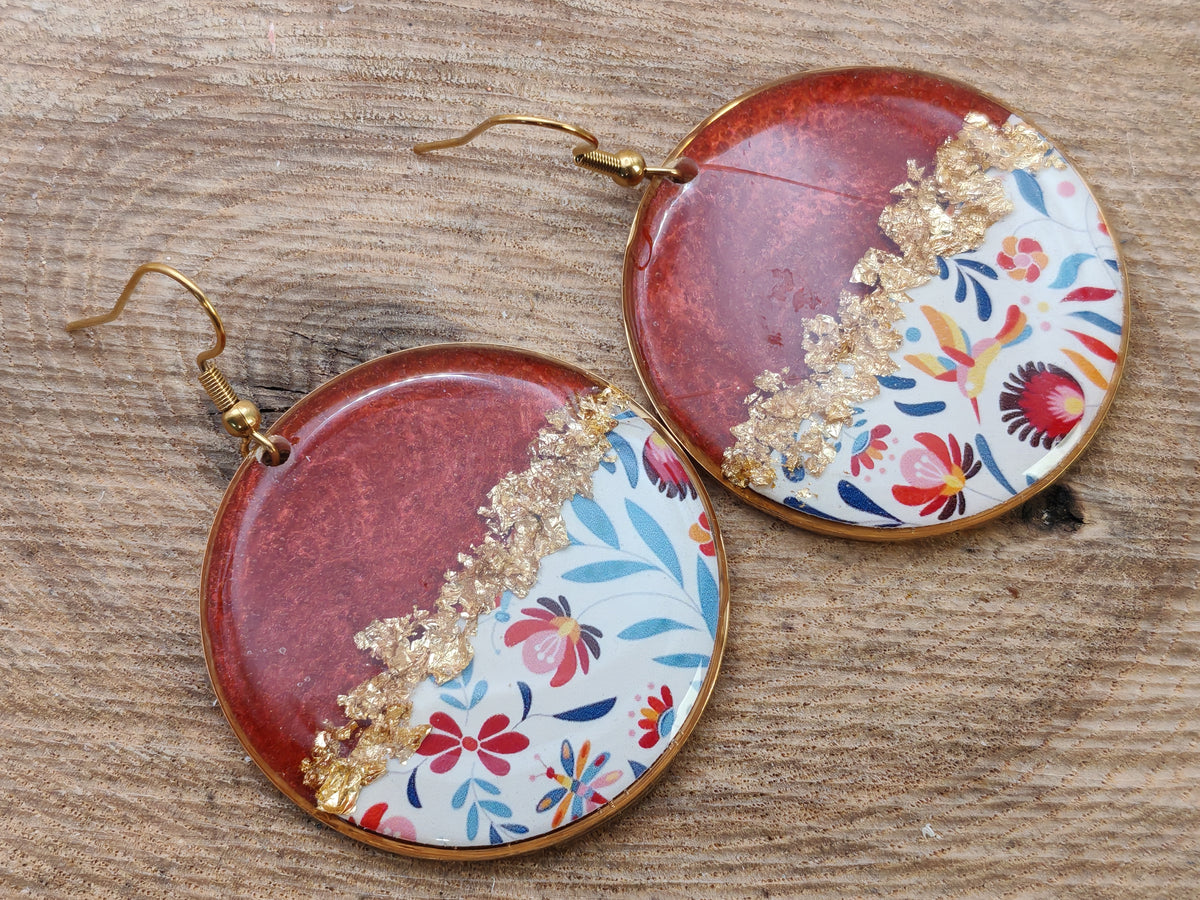 Boucles d’oreilles pendantes – Rouge profond et floraison délicate