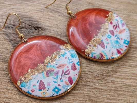 Boucles d’oreilles pendantes – Rouge cuivré et floraison délicate