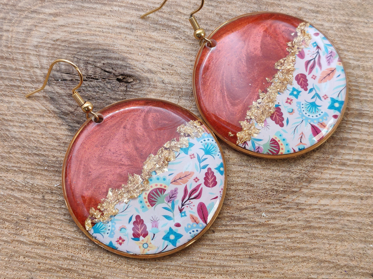 Boucles d’oreilles pendantes – Rouge cuivré et floraison délicate