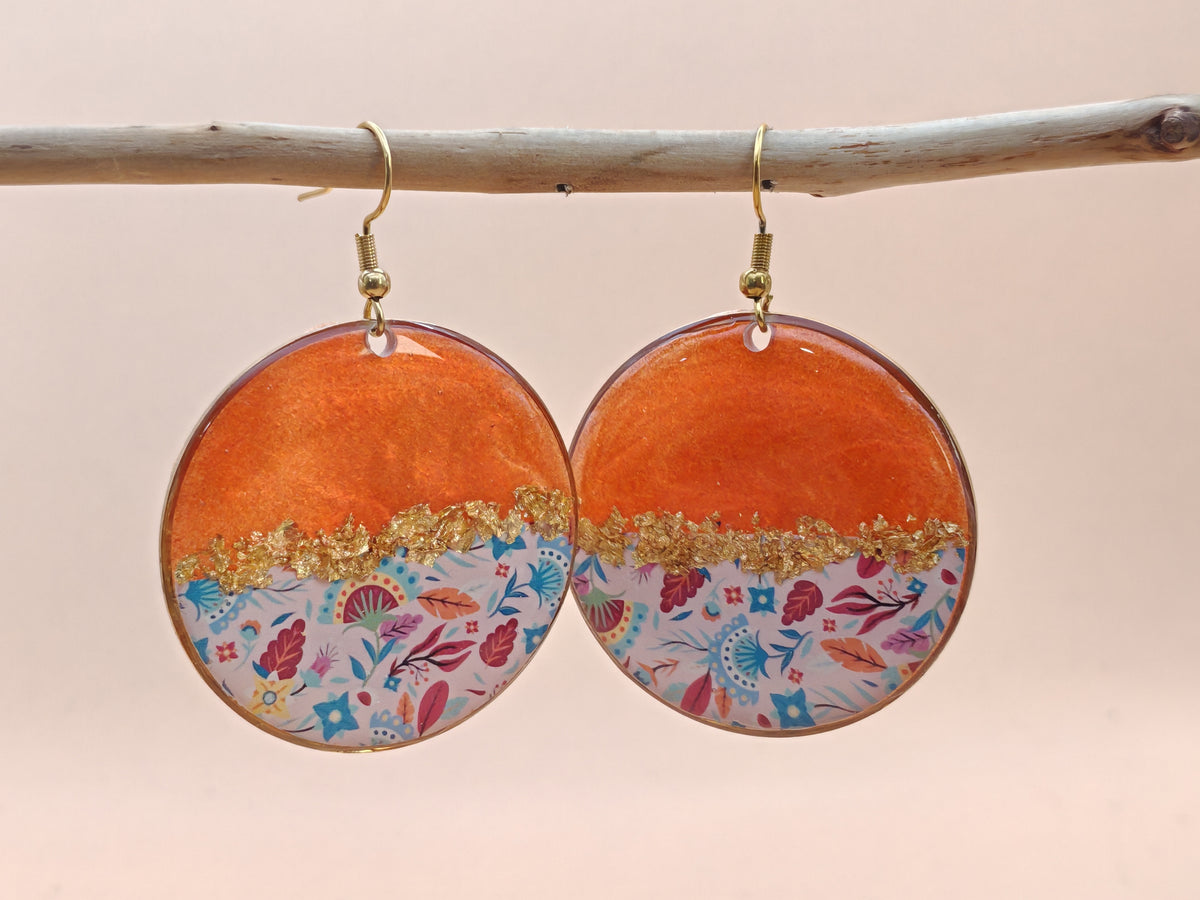 Boucles d’oreilles pendantes – Rouge cuivré et floraison délicate