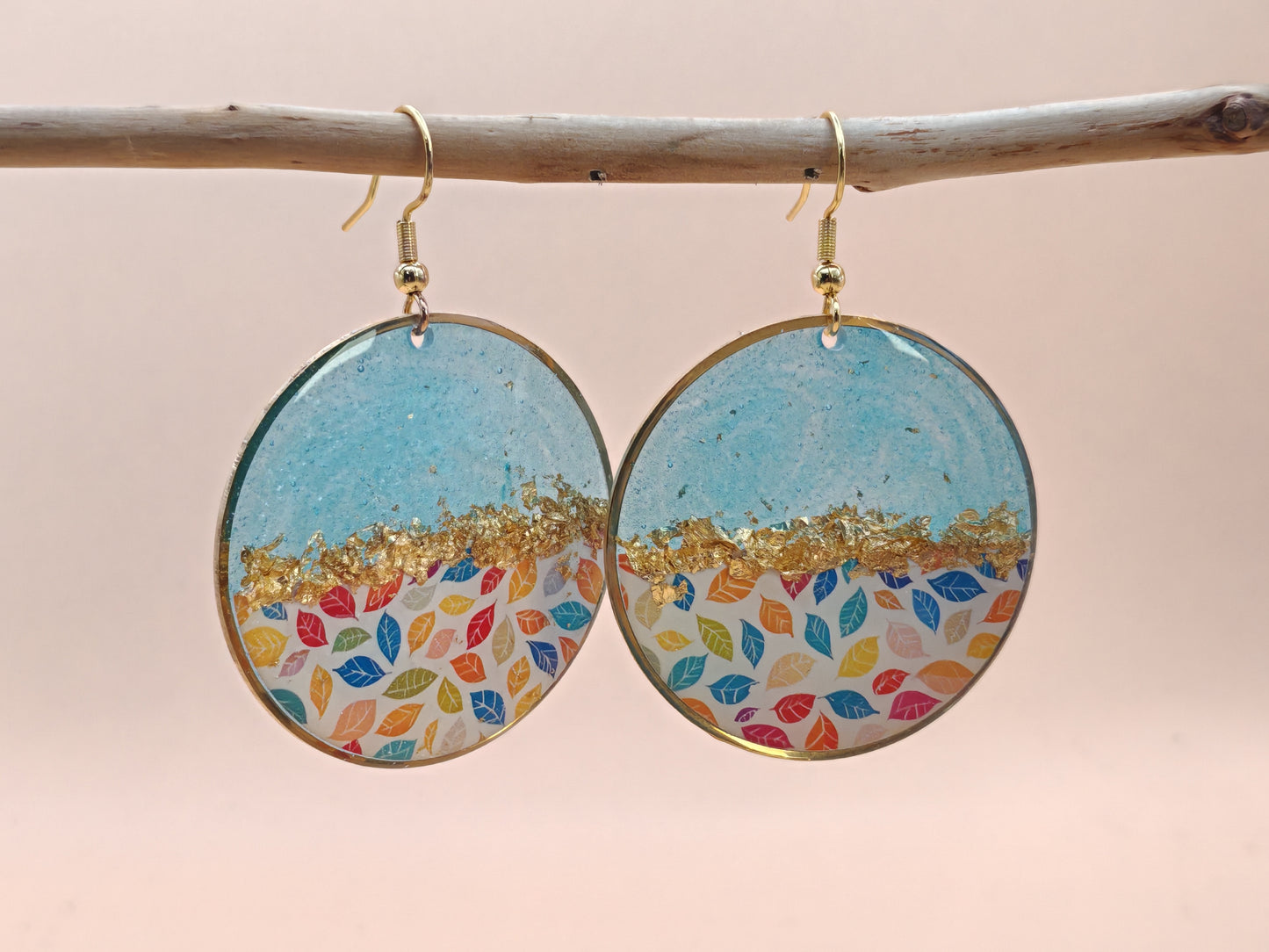 Boucles d’oreilles pendantes – Feuillages multicolores et éclats dorés