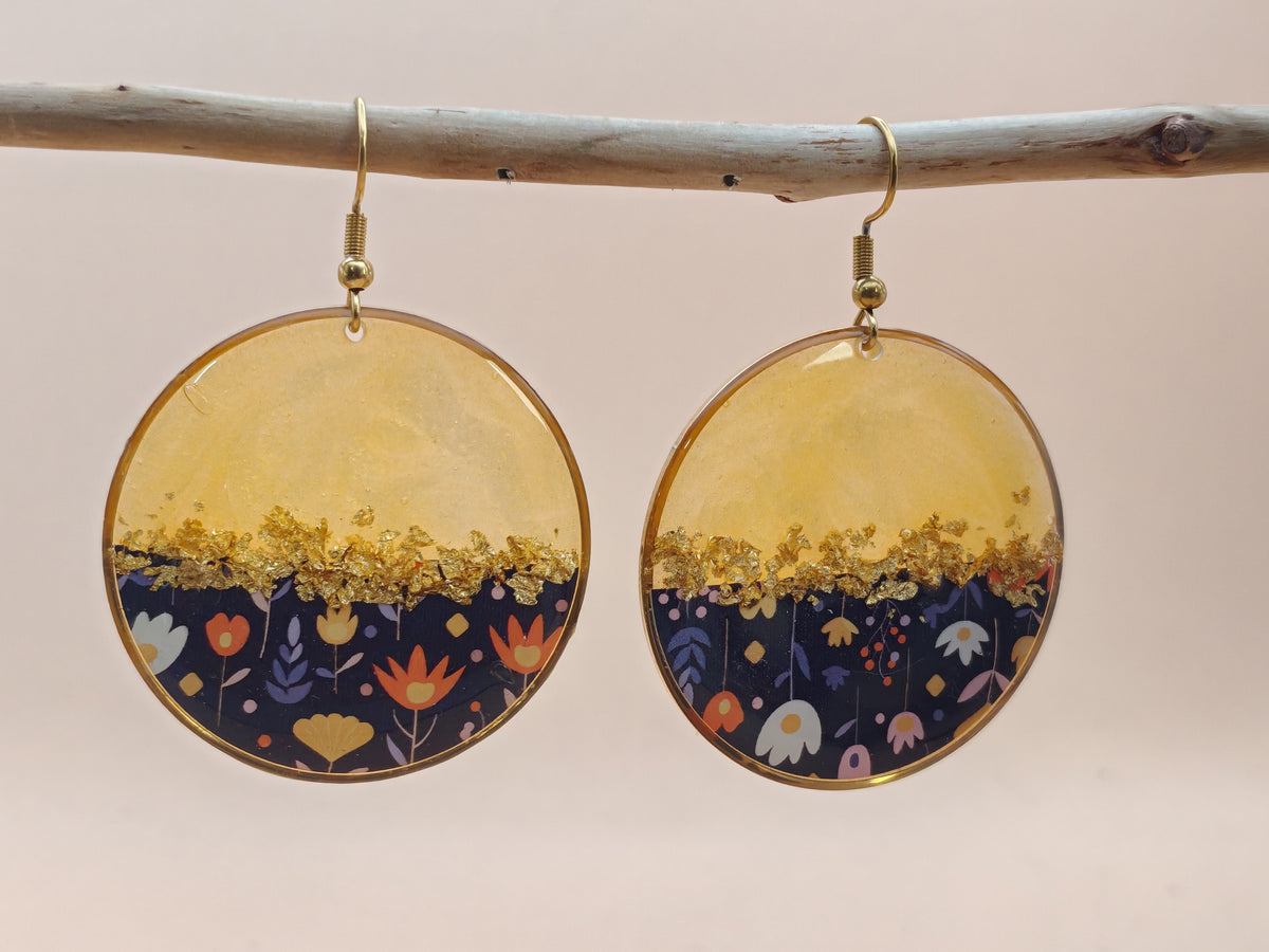 Boucles d’oreilles pendantes – Doré solaire et floraison délicate