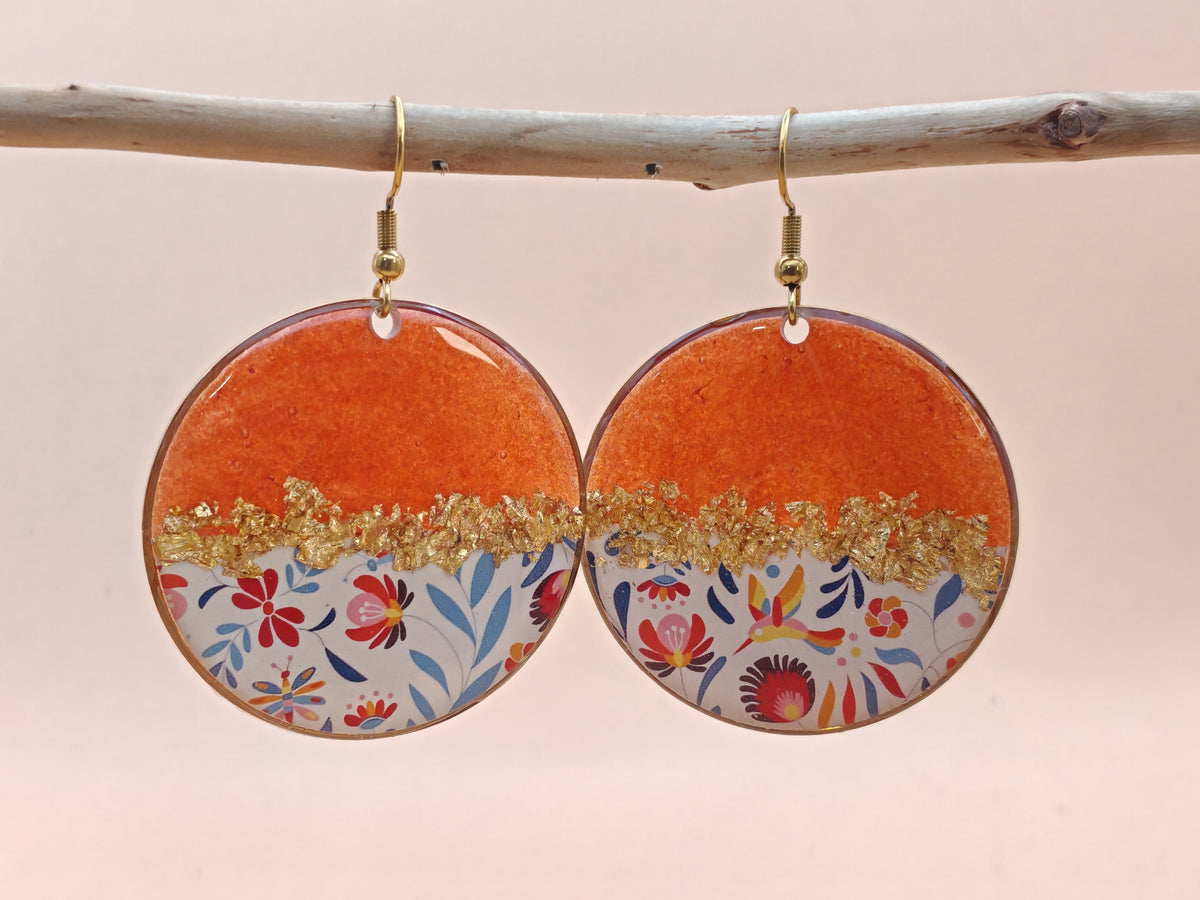Boucles d’oreilles pendantes – Rouge profond et floraison délicate
