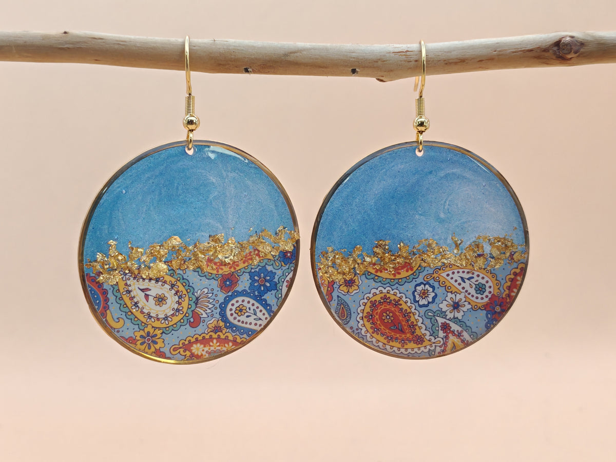 Boucles d’oreilles pendantes – Bleu profond et arabesques délicates