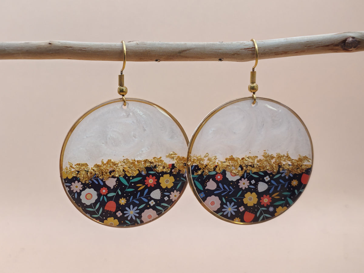 Boucles d’oreilles pendantes – Nacre douce et floraison nocturne