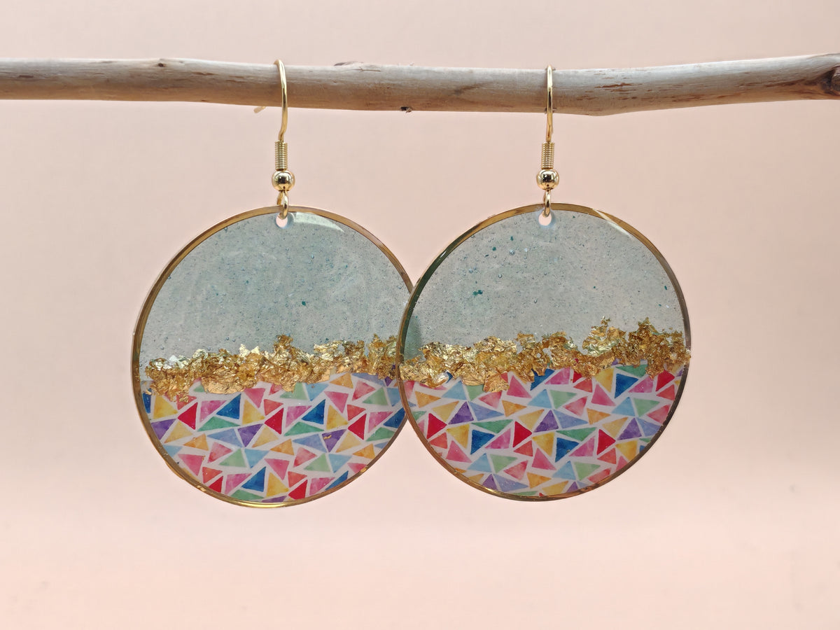 Boucles d’oreilles pendantes – Géométrie colorée et éclats dorés