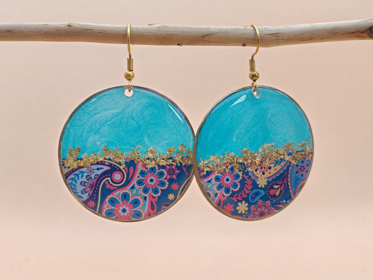 Boucles d’oreilles pendantes – Bleu lagon et arabesques florales