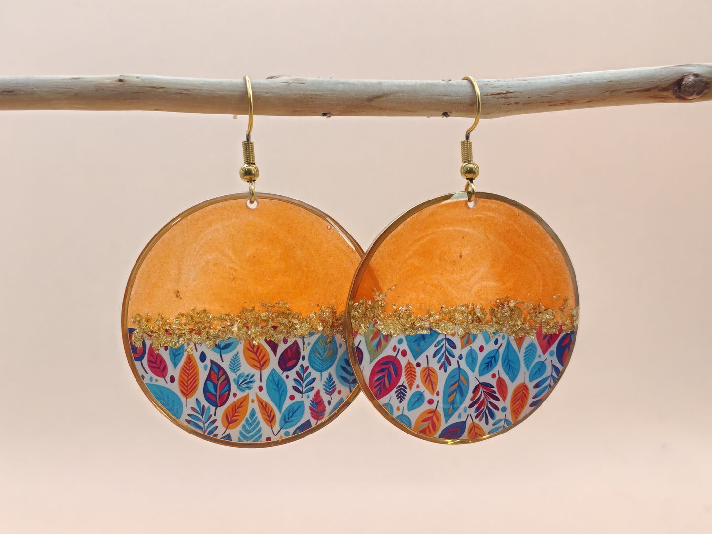 Boucles d’oreilles pendantes – Terracotta lumineux et feuillages dorés