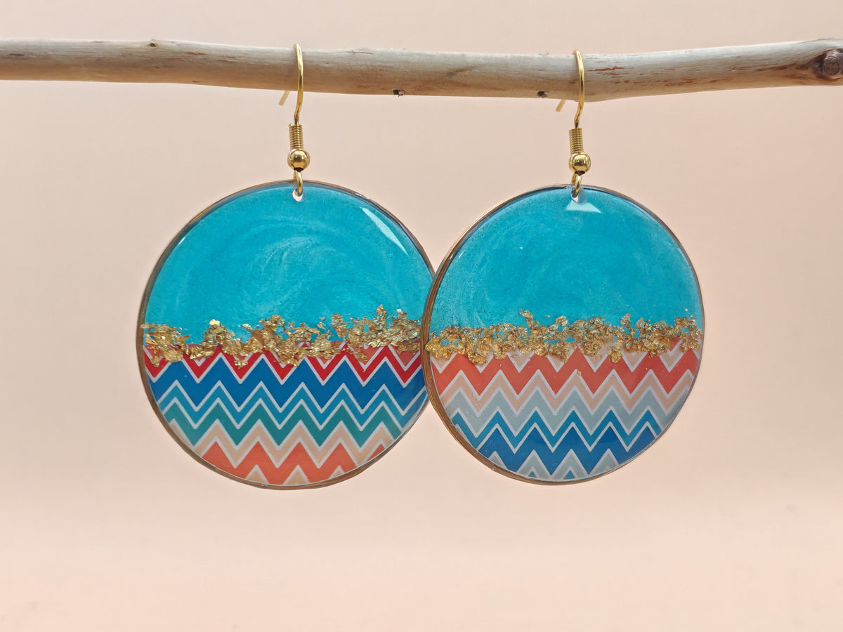 Boucles d’oreilles pendantes – Zigzags pastel et bleu lumineux