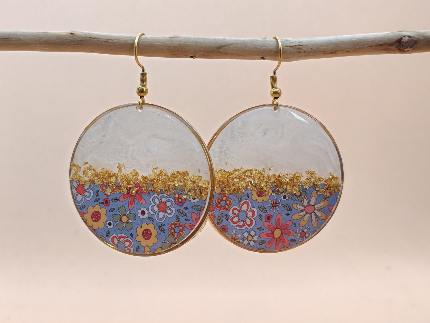 Boucles d’oreilles pendantes – Fleurs délicates et éclats dorés
