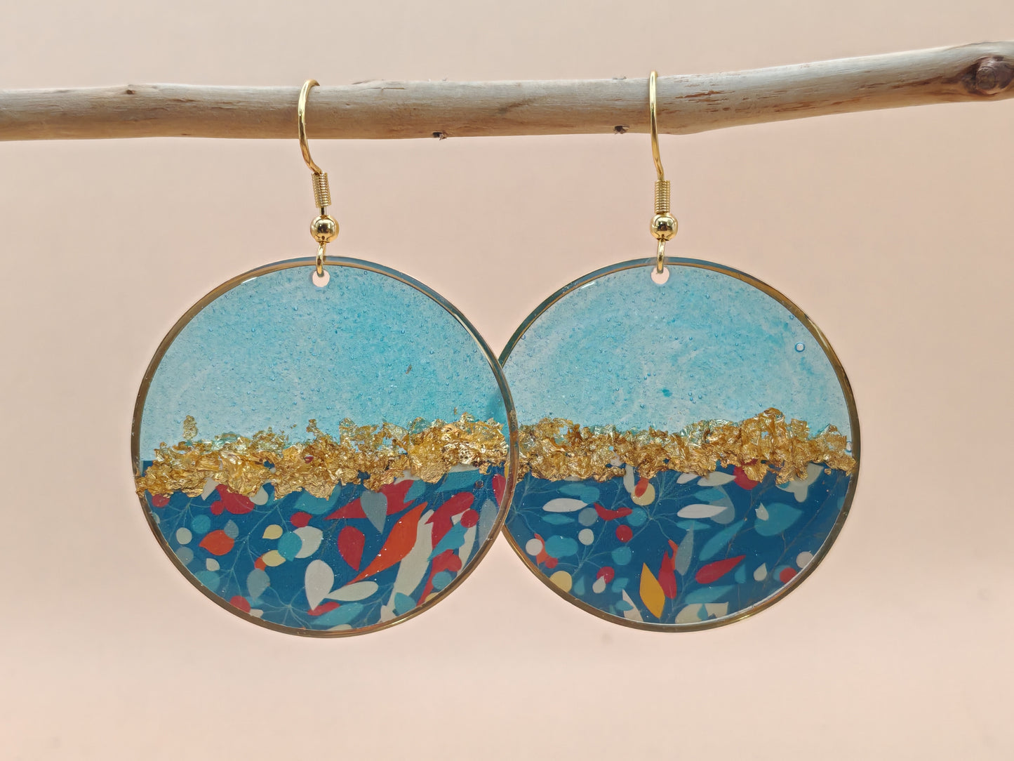 Boucles d’oreilles pendantes – Feuillage graphique sur bleu profond