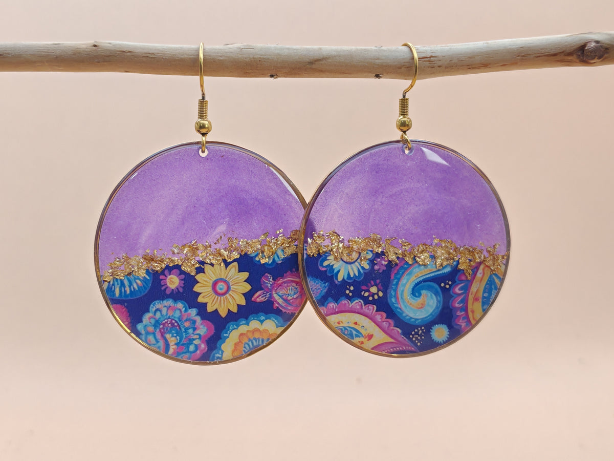 Boucles d’oreilles pendantes – Violet profond et rêveries florales