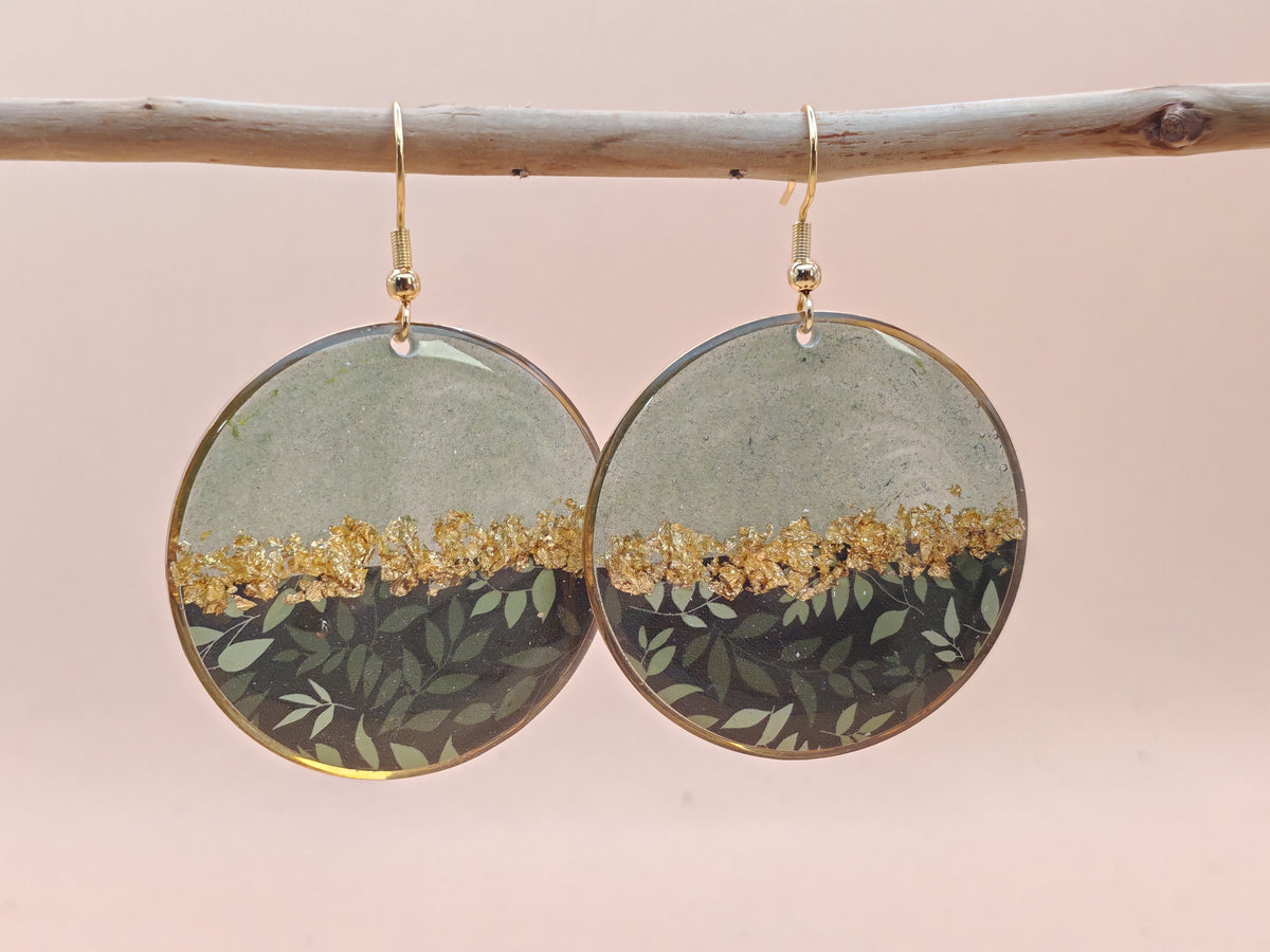 Boucles d’oreilles pendantes – Feuillage profond et éclats dorés