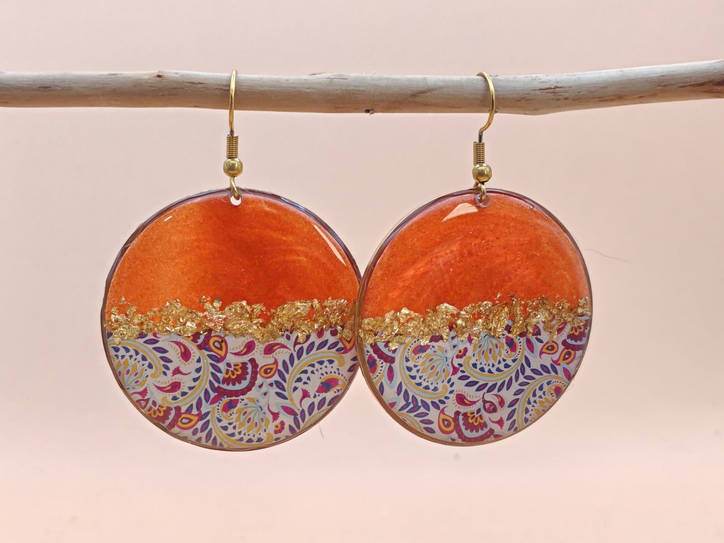 Boucles d’oreilles pendantes – Rouge profond et arabesques dorées